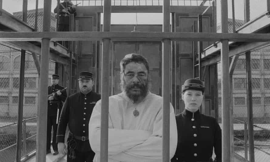 Benicio Del Toro, centro, en The French Dispatch.