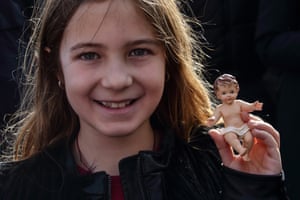 ๋ฐํฐ์นธ ์๊ตญ์ฑ ๋ฒ ๋๋ก ๊ด์ฅ์ ํ ์๋
๊ฐ ํ๋์น์ค์ฝ ๊ตํฉ์ด ์ผ์ข
๊ธฐ๋๋ฅผ ์ ํ๋ ๊ฒ์ ๋ฃ๊ณ ์์ผ๋ฉฐ, ๊ทธ ํ ๊ตํฉ์ ๋ก๋ง ์ ํต์ ๋ฐ๋ผ ์๊ธฐ ์์ ์กฐ๊ฐ์์ ์ถ๋ณตํ์ต๋๋ค.