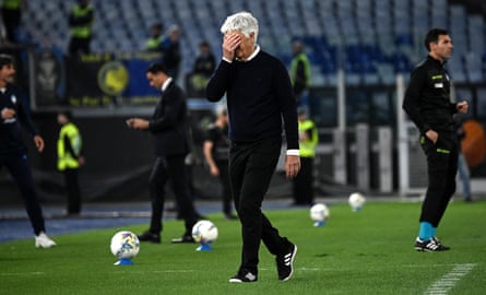 Gian Piero Gasperini puts his head in his hands as his Roma side struggle against Atalanta