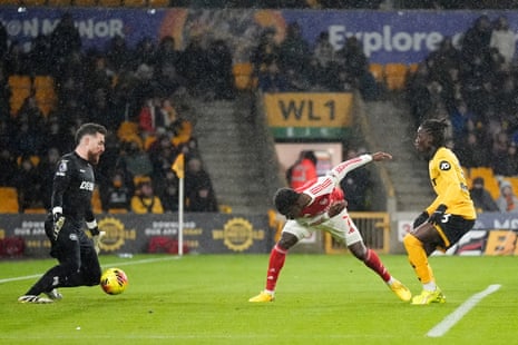 Bukayo Saka stoops to head the ball and score Arsenal’s first goal.