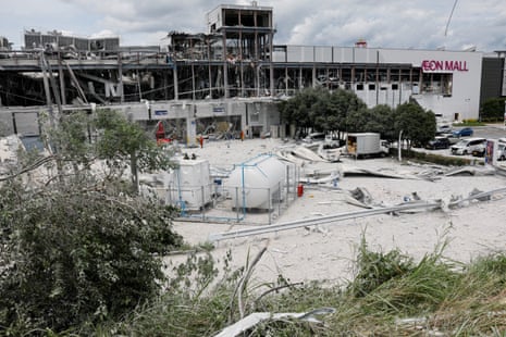 Συντρίμμια είναι σκορπισμένα έξω από το κατεστραμμένο εμπορικό κέντρο Aeon.