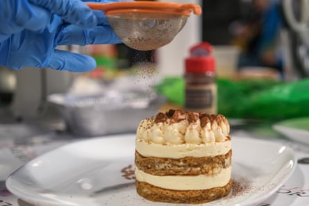 A competitor prepares his tiramisù