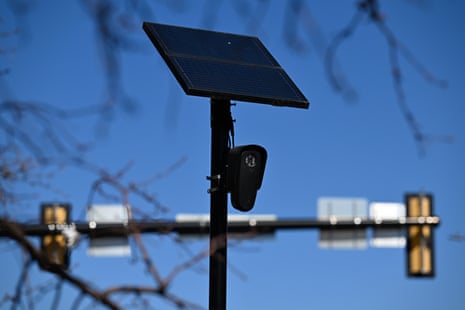 Residenti che protestano contro le telecamere Flock