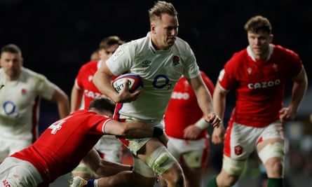 Alex Dombrandt surges his way to the line to score England’s only try