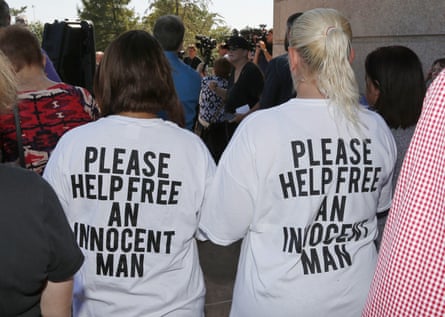 Ericka Glossip-Hodge, left, daughter of Richard Glossip, and Billie Jo Ogden Boyiddle, right, Richard Glossip’s sister, during a rally to stop the execution of Richard Glossip, in Oklahoma City, in 2015.