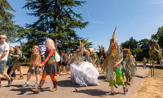 Des manifestants défilent dans le domaine d'Englefield.