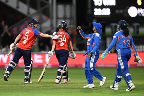 अरुंधति रेड्डी द्वारा आउट होने के बाद पवेलियन लौटते समय एलिस कैप्सी को हीदर नाइट ने उनकी पारी के लिए बधाई दी।