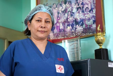 Dr.'nin portresi  Sabina Shrestha üniformalı ve koruyucu saç fileli