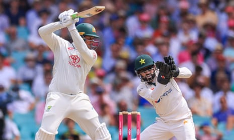 Usman Khawaja attacks on Day 2 of the Third Test at the Sydney Cricket Ground.
