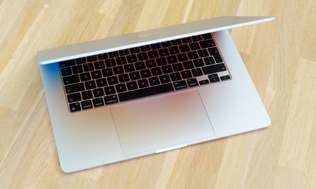 Клавиатура и трекпад 15-дюймового Apple MacBook Air.