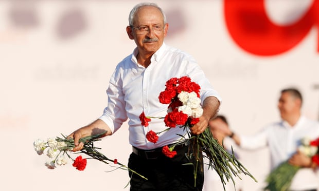 Kemal Kılıçdaroğlu throws red and white carnations to the crowd during the rally in Istanbul