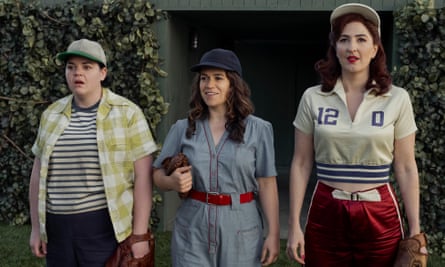De gauche à droite : Roberta Colindrez, Abbi Jacobson et D'Arcy Carden dans A League of Their Own.
