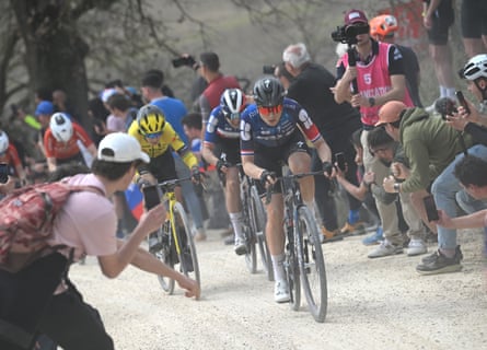Demi Vollering won a thrilling finish to the Strade Bianche.