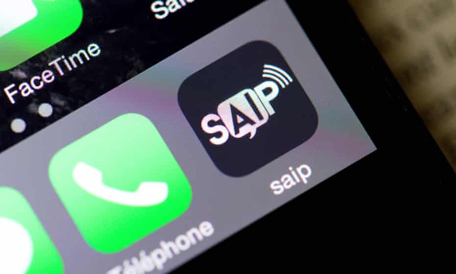 A smartphone with the logo of the SAIP alert app.