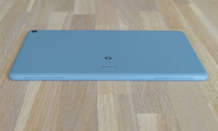 The back of the Pixel Tablet in hazel.