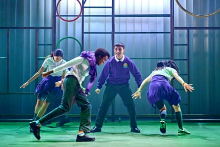 Coreógrafos dirigiendo a los artistas escenario