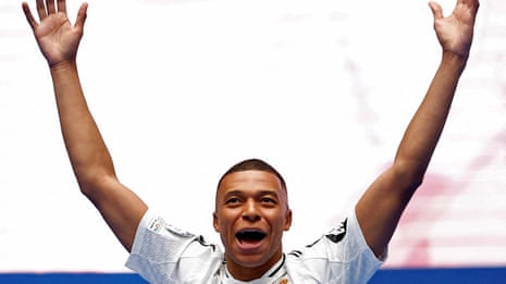 Kylian Mbappé fulfills a dream: He is presented at Real Madrid in front of 80,000 fans – Video