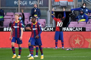 Lionel Messi pays tribute to Diego Maradona.