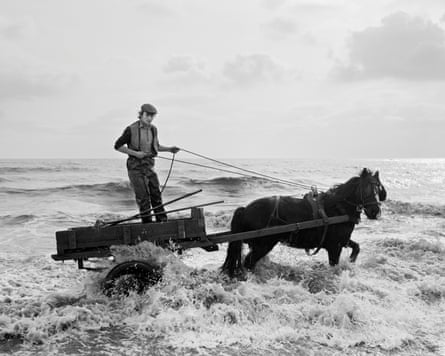 Gordon dans l'eau, Seacoal Beach, Lynemouth, 1983, par Chris Killip.