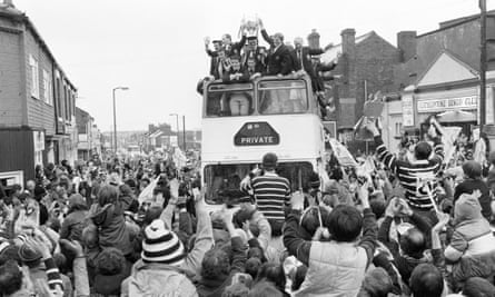 Les fans de Featherstone célèbrent après avoir remporté la Challenge Cup en 1983.