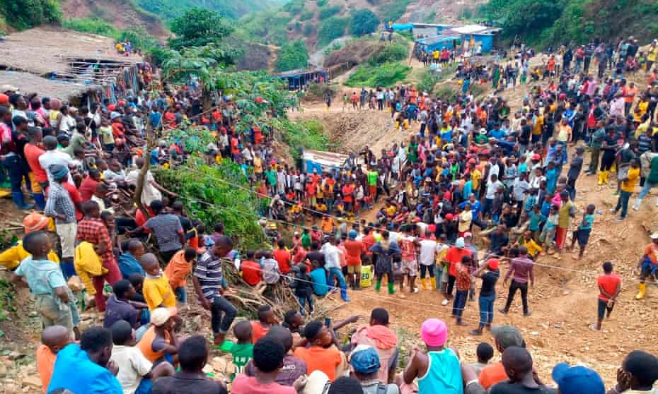 Hundreds of people gather at the entrance of one of the Kamatuga mines.