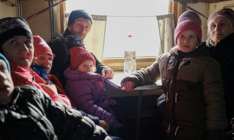 Los residentes de la aldea de Yampil se sientan dentro de un tren de evacuación, en medio del ataque de Rusia a Ucrania, en Pokrovsk, región de Donetsk.