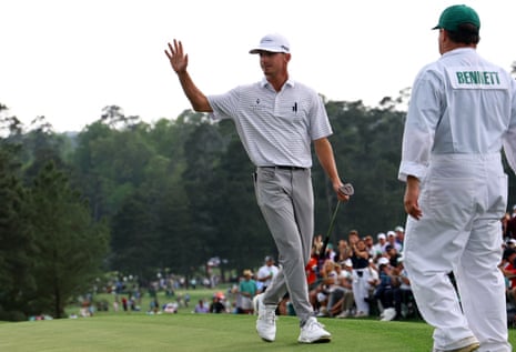 Sam Bennett acknowledges the crowd on the 18th after posting his second consecutive round of 68.