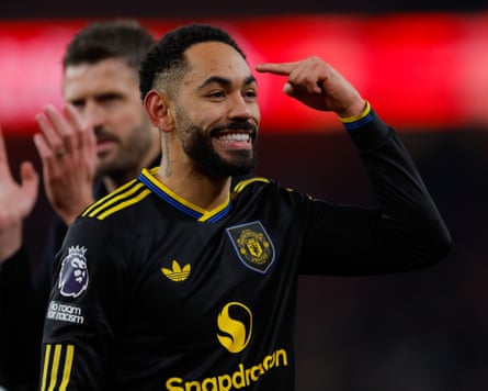 Matheus Cunha points to his head.