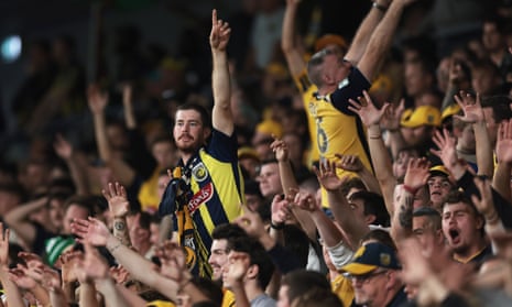 Penggemar Mariners merayakan gol kedua di Grand Final A-League Men's.