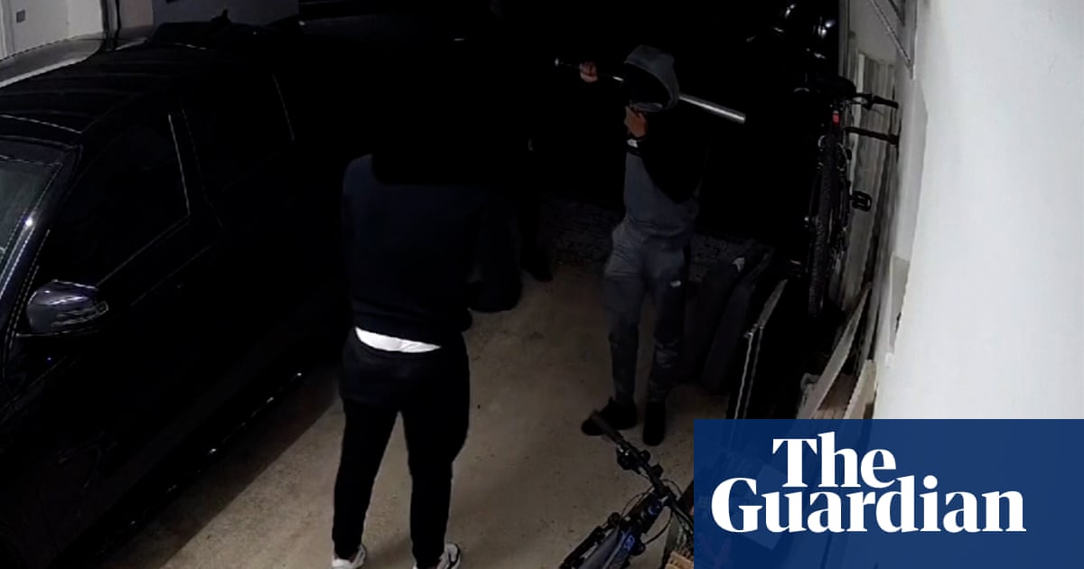 Arsenals Gabriel fights off masked robbers in baseball bat attack – video