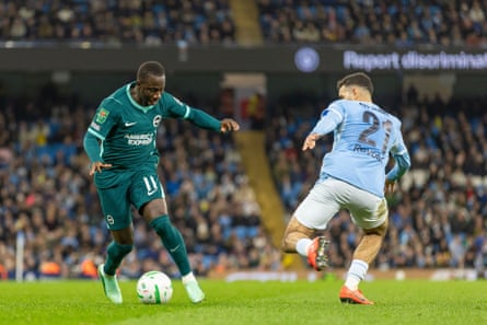 Yankuba Minteh dribbles the ball.