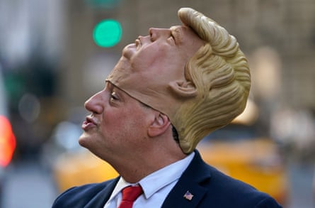 نیل گرینفیلد، جعل هویت دونالد ترامپ با ماسک دونالد ترامپ: «یعنی هرکسی اگر این ماسک را داشته باشد، می‌تواند جعل ترامپ باشد؟  برو خیلی خودت را دوست داری