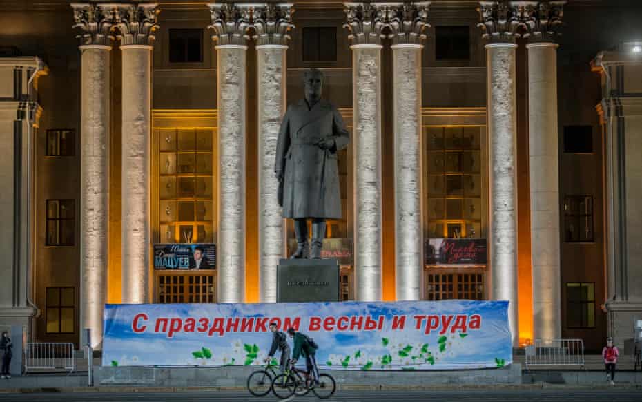 En Samara, los ciclistas cruzan la plaza Kuybyshev días antes del desfile del Día de la Victoria.