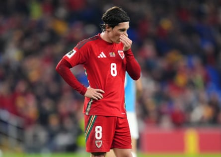 Jogadores de País de Gales lamentam gol da Bélgica