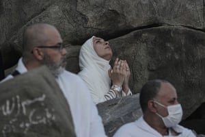 Muslim pilgrims praying