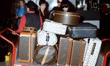 Liza Minnelli and Joan Collins at the airport in 1992.