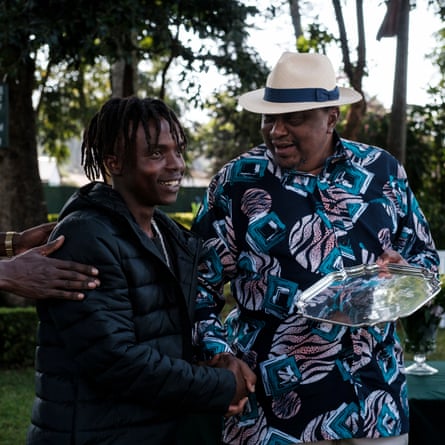 Uhuru Kenyatta presents the champion jockey plate to Fundi.
