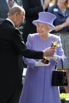 La reine reçoit un trophée des mains du duc d'Édimbourg après la victoire de son cheval à Royal Ascot en 2012