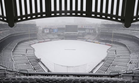 A peek inside old Yankee Stadium between the right field s…