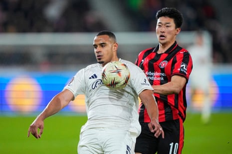 Murillo keeps the ball clear of Gue-sung Cho.