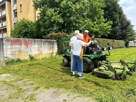 Gabriella Garatti and Roberto Cremona talking to a grass-cutter