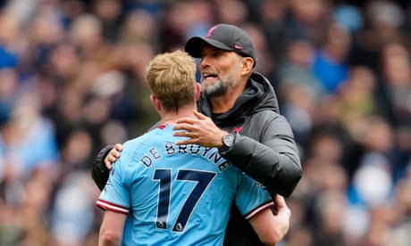 Liverpool's manager Jurgen Klopp congratulates Manchester City's Kevin De Bruyne