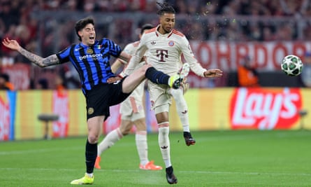 Inter Milan’s Italian defender #95 Alessandro Bastoni (L) and Bayern Munich’s French midfielder #17 Michael Olise vie for the ball during the UEFA Champions League first leg quarter-final football match between FC Bayern Munich and Inter Milan in Munich, southern Germany, on April 8, 2025.