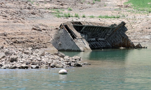 Jeudi, une péniche de débarquement Higgins coulée de la Seconde Guerre mondiale, qui se trouvait à près de 200 pieds sous l'eau, repose sur le côté près de la marina de Lake Mead.