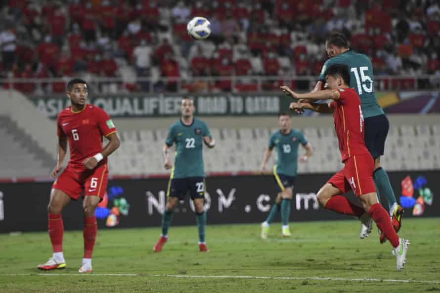 MitchDuke marque le premier but du match contre la Chine.