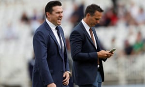 Graeme Smith (izquierda), fotografiado aquí con Michael Vaughan, se ha convertido temporalmente en el director de cricket de Sudáfrica