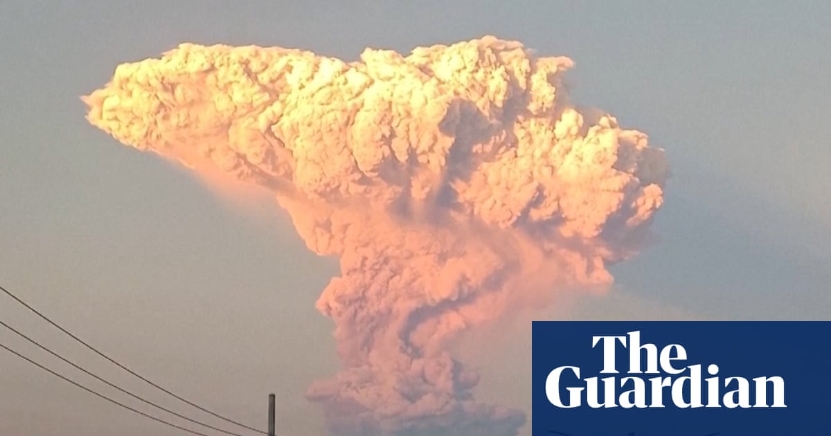 Giant ash plume rises from Indonesia’s Mount Lewotobi Laki-Laki volcano – video Giant ash plume rises from Indonesia’s Mount Lewotobi Laki-Laki volcano – video