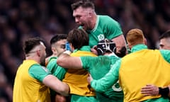 Peter O'Mahony celebrates with teammates after Tadhg Beirne’s try