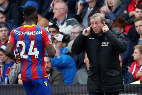 Crystal Palace manager Roy Hodgson gestures to Timothy Fosu-Mensah.