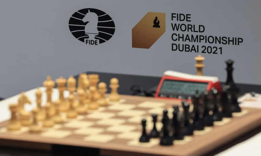 L'échiquier sur lequel Magnus Carlsen et Ian Nepomniachtchi jouent actuellement pour le titre de champion du monde à Dubaï.